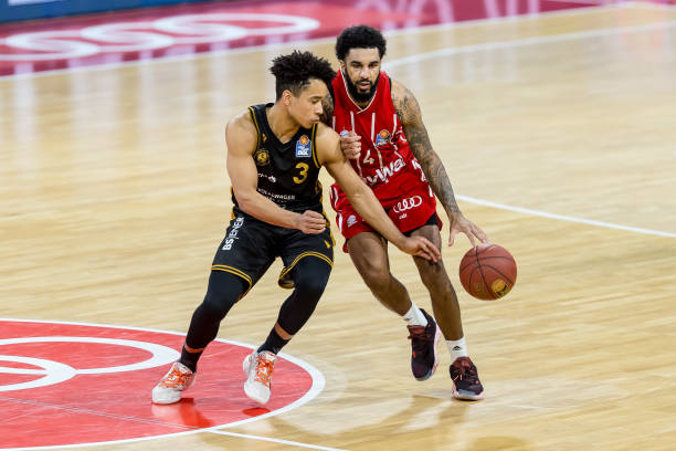 两方面做出 两方面做出