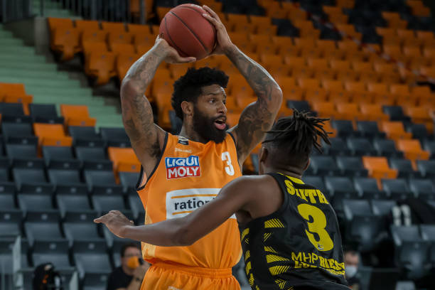 帮助球队保 帮助球队保